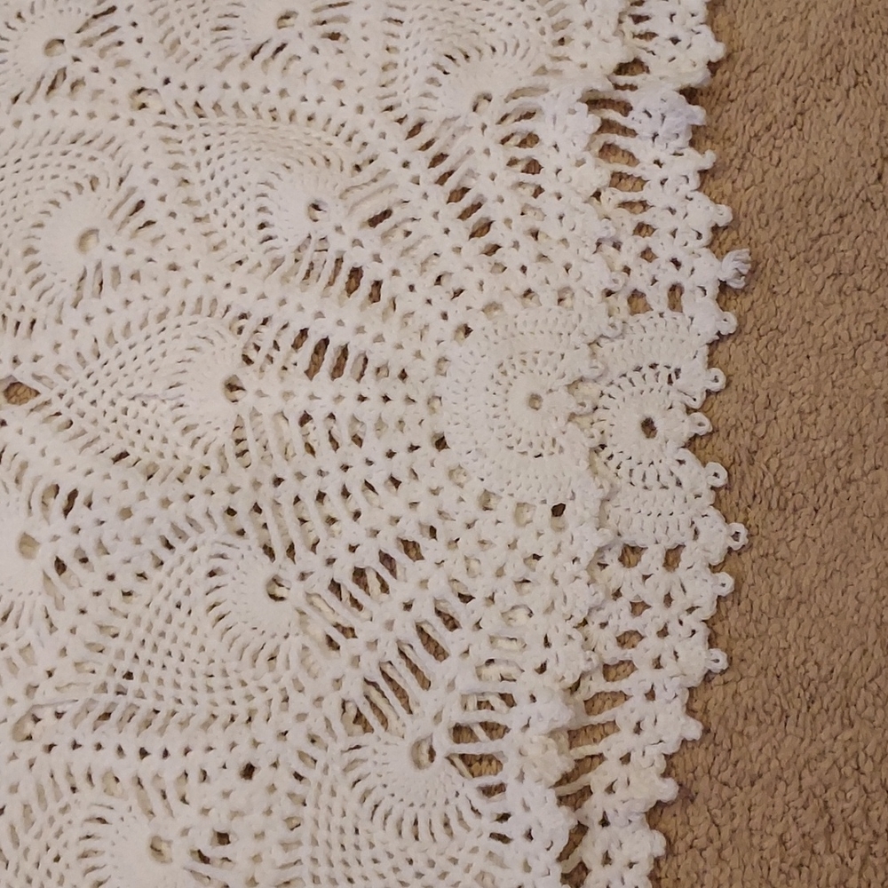 Vintage Set of Two Crochet White Dollies Pineapple Leaf Motif - Picture 6 of 8